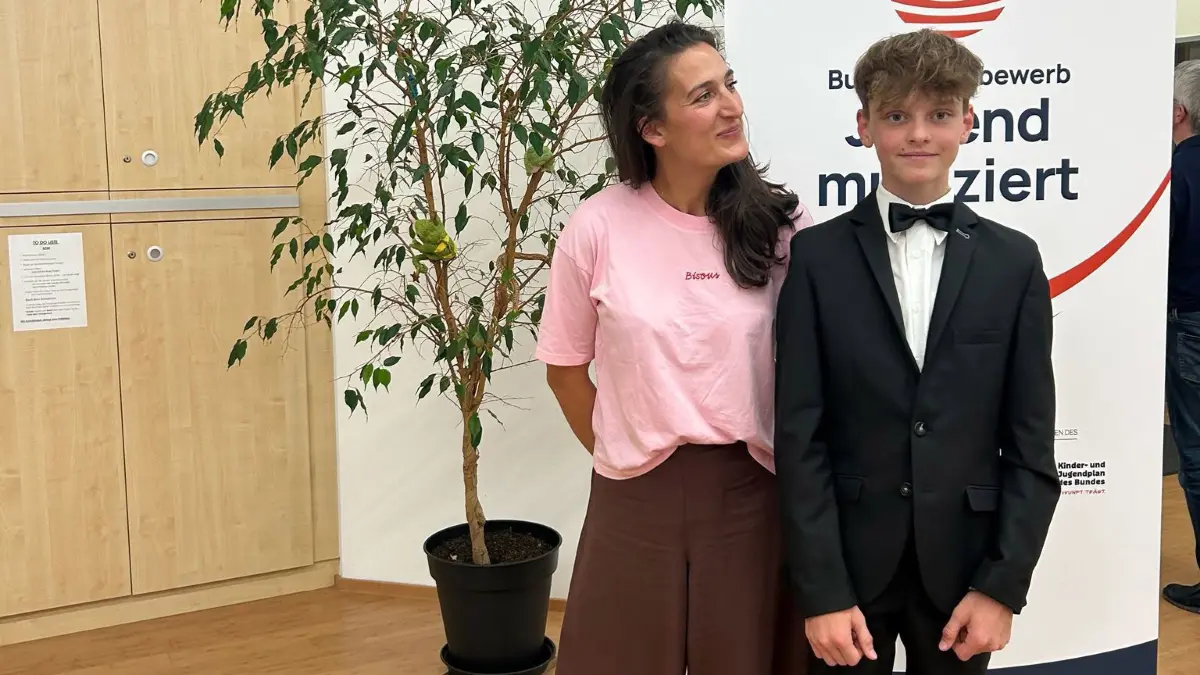 Lionel Amadeo Stern mit seiner Gesangslehrerin Janina Ruh.