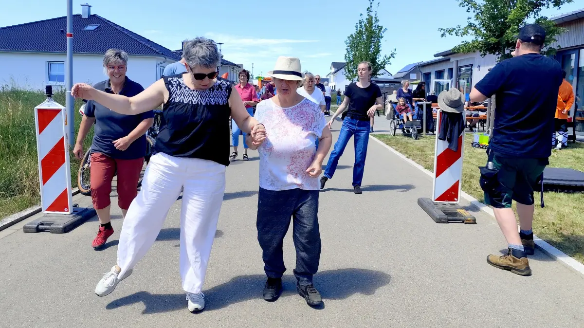 Viel Spaß hatten alle Besucher am Samstag beim ersten inklusiven Quartiersfest der Stiftung Liebenau im Sebastian-Blau-Weg, der zur barrierefreien Bühne wurde, wie hier bei den Mitmach-Tänzen mit Melanie-Springer (vorne links).