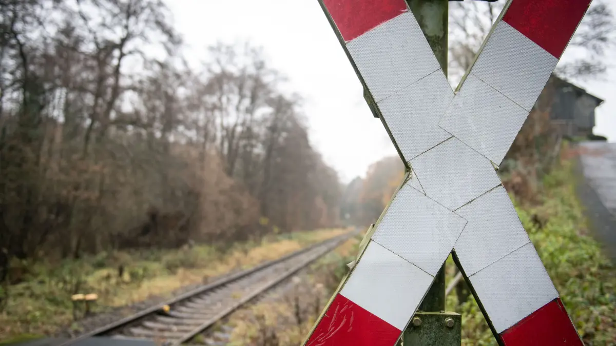 Bahnübergang, Schranke, Symbolfoto Schwabo ARCHIV - 03.12.2019, Nordrhein-Westfalen, Herdecke: Ein Andreaskreuz steht neben einem Gleis einer einspurigen Bahnverbindung. (zu dpa: «Auto an Bahnübergang von Zug erfasst - Mann eingeklemmt») Foto: Bernd Thissen/dpa +++ dpa-Bildfunk +++