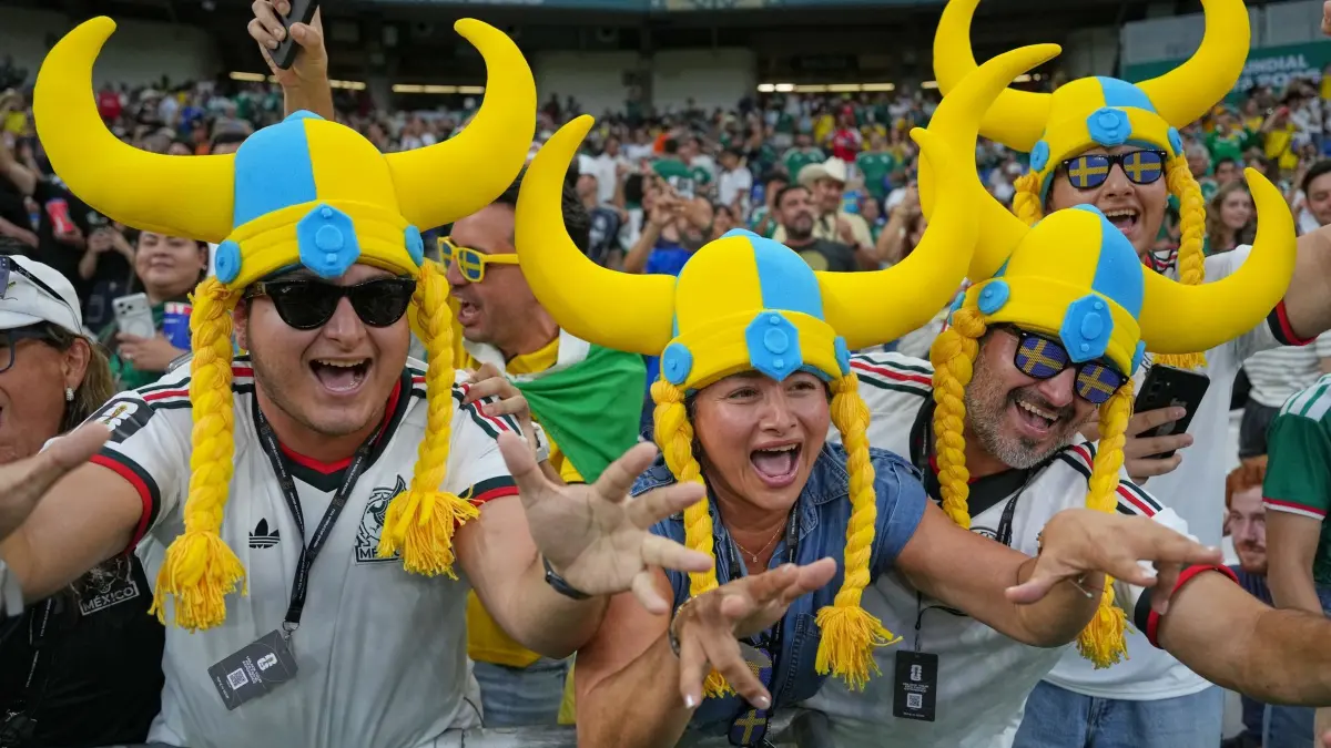 WM 2026 - Schweden - Tunesien: 14.06.2026, Mexiko, Guadalupe: Fußball, Männer, WM 2026, Schweden - Tunesien, Vorrunde, Gruppe F, 1. Spieltag, in Guadalupe bei Monterrey, Mexiko. Fans reagieren vor dem WM-Gruppenspiel der Gruppe F zwischen Schweden und Tunesien. Foto: Matias Delacroix/AP/dpa +++ dpa-Bildfunk +++