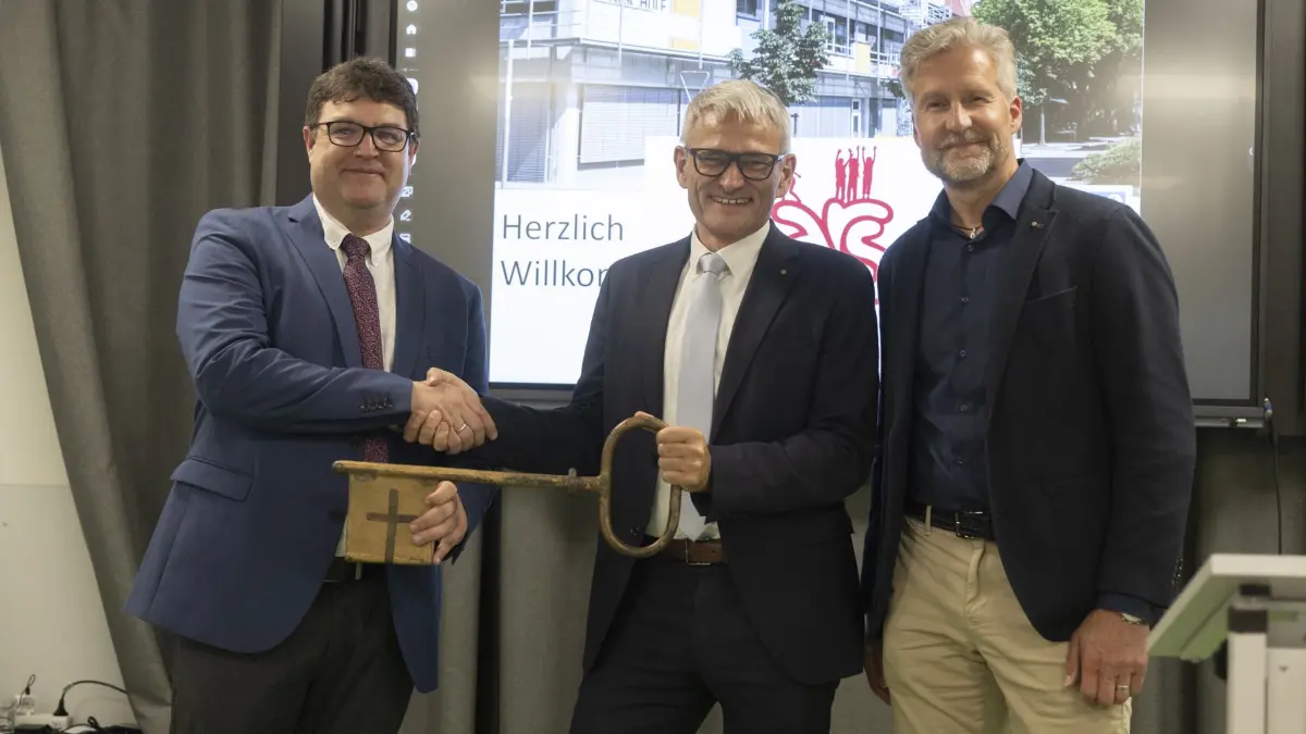 Nach der abgeschlossenen Generalsanierung wurde die modernisierte Alemannen-Realschule offiziell eingeweiht (von links): Schulleiter Amadeus Saier, Bürgermeister Martin Löffler und Architekt Mario Eggen.