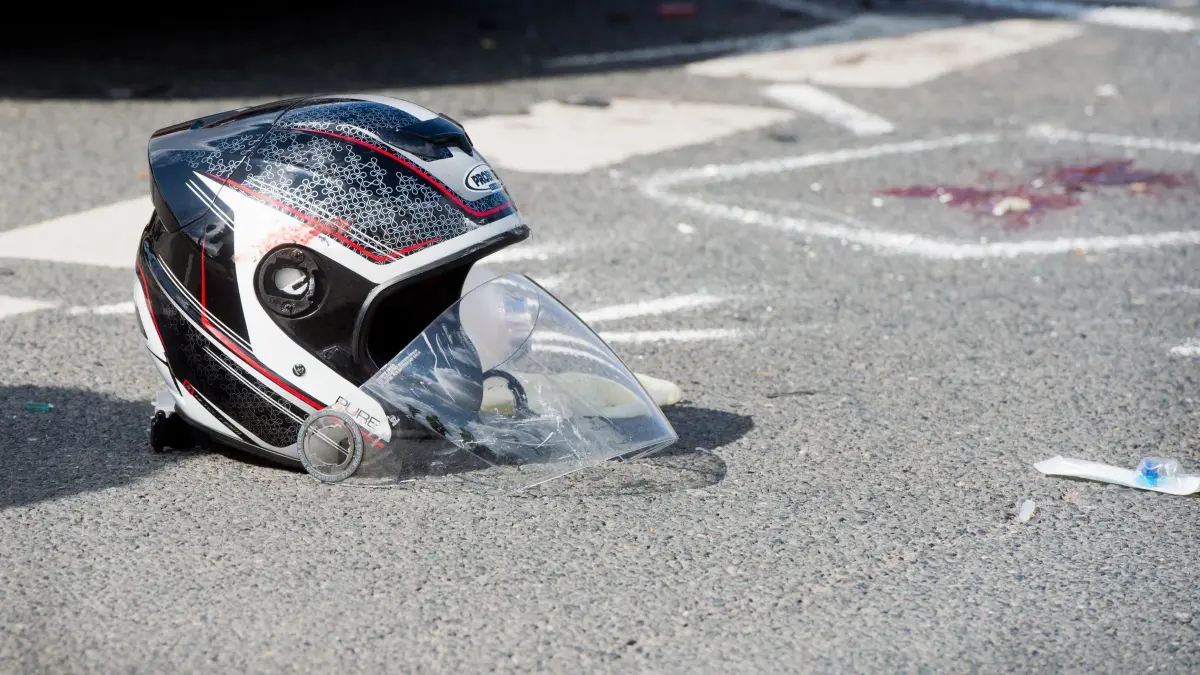 Motorradunfall: ILLUSTRATION - 07.04.2016, Niedersachsen, Hannover: Ein beschädigter Motorradhelm liegt nach einem schweren Verkehrsunfall auf einer Straße. (zu dpa: «Motorradfahrer nach Unfall bei Biblis gestorben») Foto: Julian Stratenschulte/dpa +++ dpa-Bildfunk +++