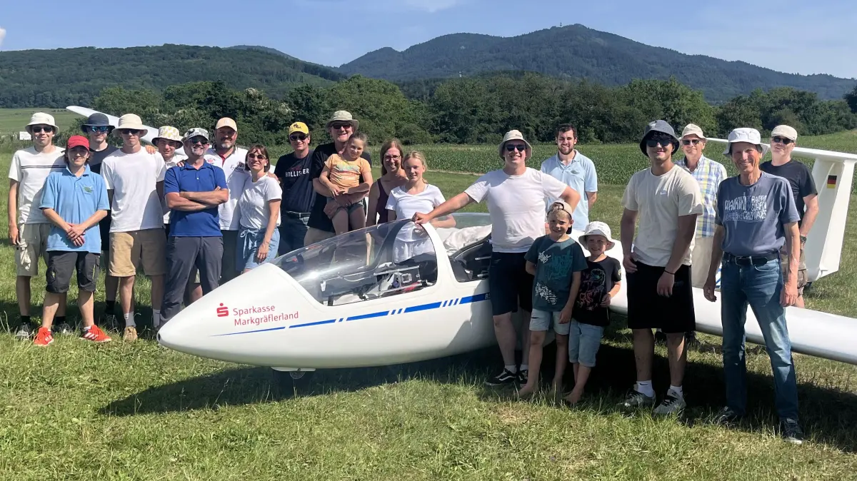 Einige der Teilnehmer des Fluglagers mit dem Alleinflieger Lars Scheibe (rechts neben dem Cockpit)