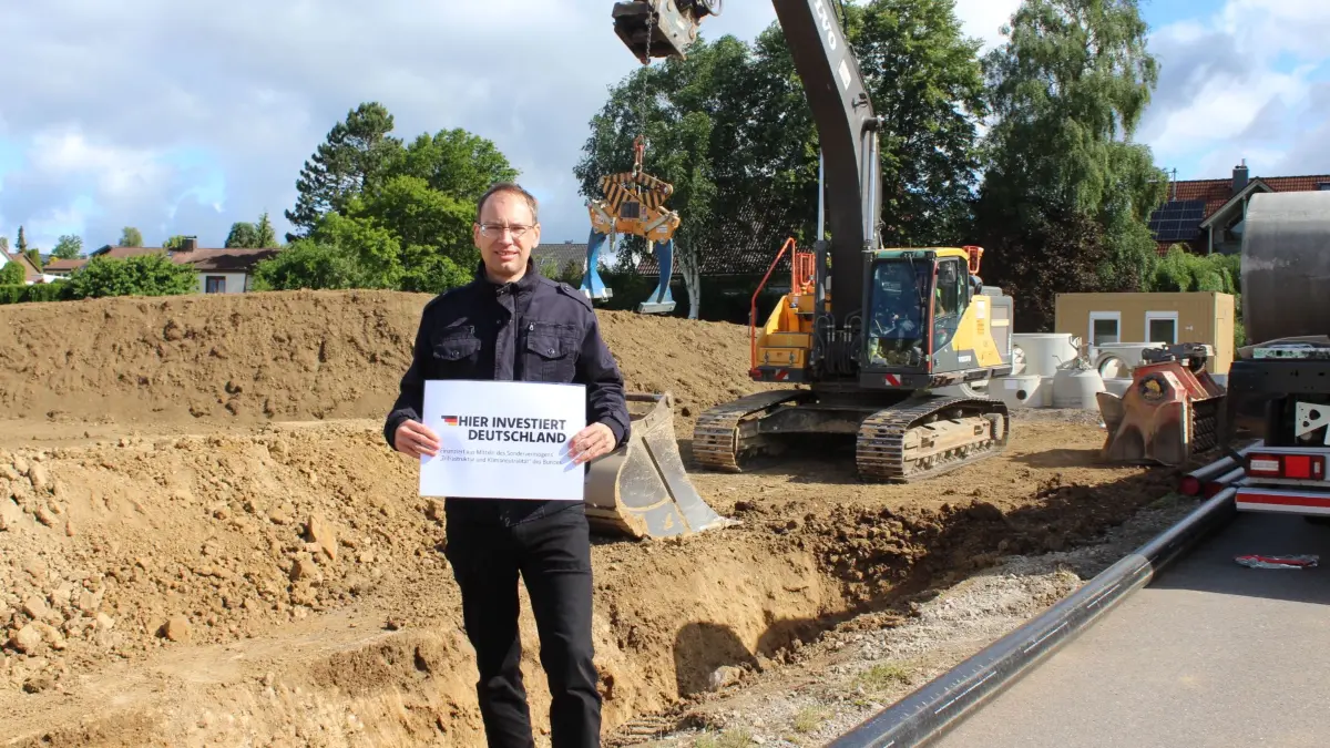 Bürgermeister Torben Dorn ist mit dem Verlauf der Tiefbauarbeiten entlang der Reutestraße zufrieden und freut sich, dass diese Maßnahme vom Bund aus Mitteln des Sondervermögens „Infrastruktur und Klimaneutralität“ mitfinanziert wird.