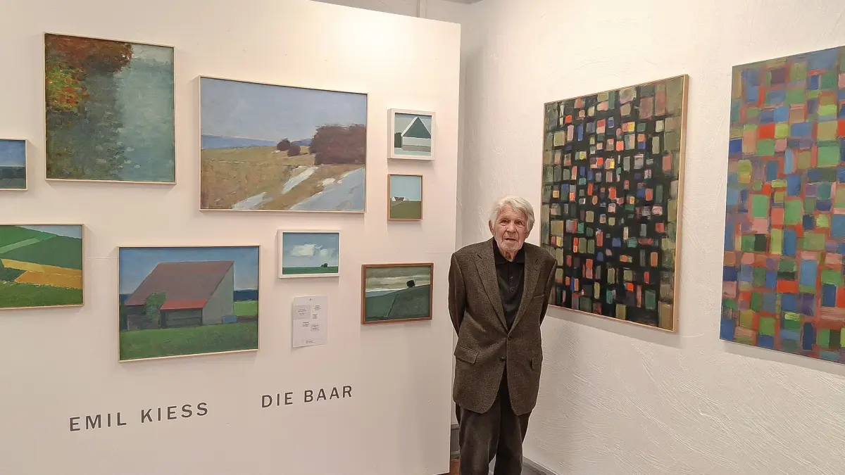Der Künstler Emil Kiess vor einem kleinen Teil seines umfangreichen Lebenswerks, in dem die Baar eine zentrale Rolle spielt.