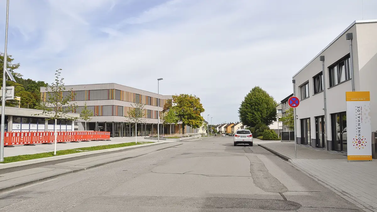 Durch die Sanierung der Achdorfer Straße möchte die Stadt einen verkehrsberuhigten Bereich etablieren.