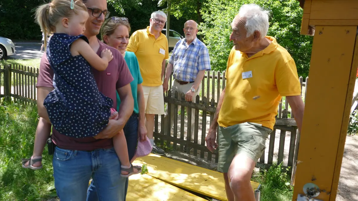 Bezirksvorsitzender Kai Glunk (Dritter von rechts) und Werner Baumann (rechts) vom Bezirksbienenzüchterverein Schwennignen erläutern am Schaukasten das Treiben der Bienen.