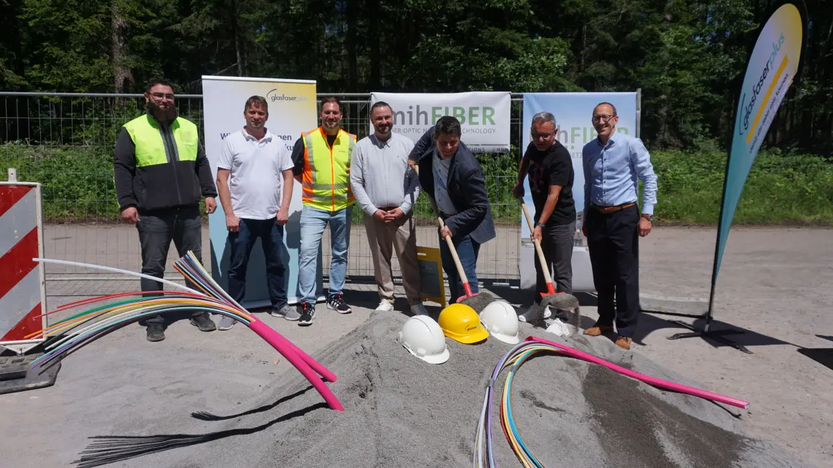 Am Montag war der offizielle erste Spatenstich für den Glasfaserausbau in Schömberg. Auf dem Bild sind zu sehen: Nermin Haveric, Projektleiter der Baufirma mih Fiber, Mathias Nörenberg, Projektleiter der Firma GlasfaserPlus, Andreas Heß, Bauleiter bei GlasfaserPlus für die Region Südwest (Baden-Württemberg, Rheinland-Pfalz, Saarland), Benjuamin Roll, Koordinator bei GlasfaserPlus, Bürgermeister Matthias Stepan, Stefan Winkler, beim Glasfaserausbau Regio-Manager der Telekom für den Südwesen und Bauamtsleiter Martin Dittler.