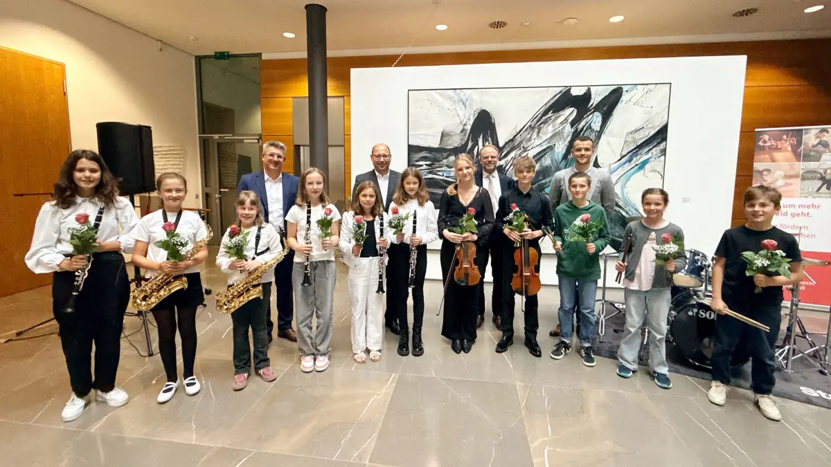 Bei einer musikalischen Feierstunde im Foyer der Kreissparkasse Rottweil wurden die Preisträger des Wettbewerbs „Jugend musiziert“ ausgezeichnet. Mit dabei (hinten von links) Vorstandsvorsitzender Christian Kinzel, Oberbürgermeister Christian Ruf, Landrat Christoph Keckeisen und Musikschulleiter Markus Burger. Die jungen Talente gaben beim Preisträgerkonzert Kostproben ihres Könnens.
