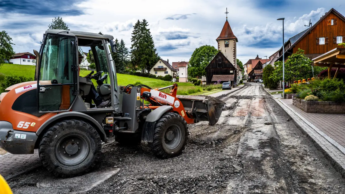 In Oberkollwangen wird gebaggert, gefräst und Leitungen werden verlegt.