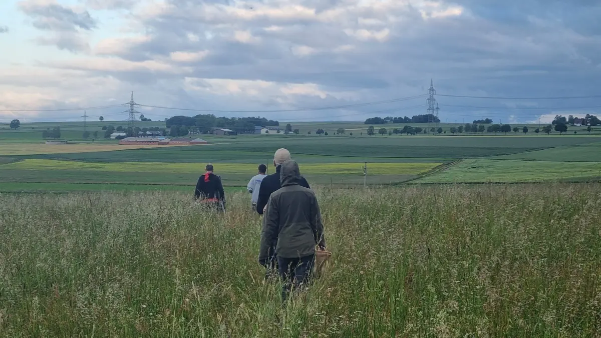 Als der Standort des Kitzes klar ist, schreiten die Kitzretter zur Tat.
