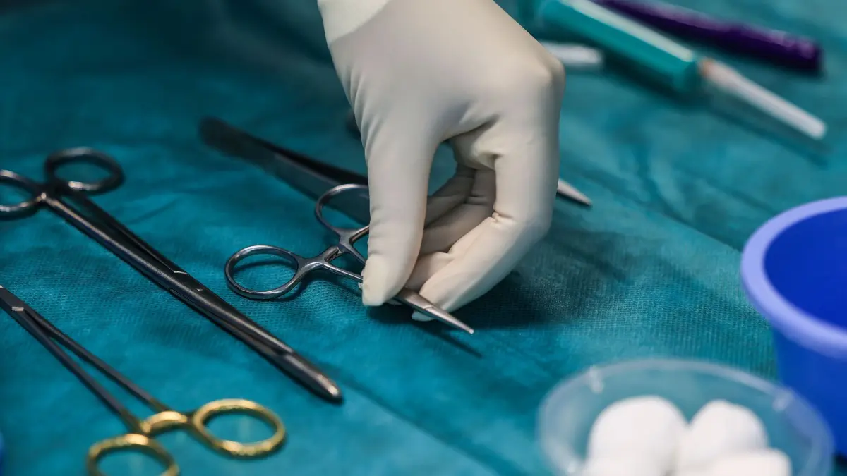 Bündnis: Gesundheitsreform bedroht NRW-Krankenhäuser: ARCHIV - 02.05.2023, Nordrhein-Westfalen, Köln: Eine OP-Schwester legt im Operationssaal ein OP-Besteck aus. Zahlreiche Verbände befürchten, dass das geplante Sparpaket der Bundesregierung für stabile Krankenkassenbeiträge die Existenz vieler Krankenhäuser auch in Nordrhein-Westfalen bedroht. (zu dpa: «Bündnis warnt: Gesundheitsreform bedroht NRW-Krankenhäuser») Foto: Oliver Berg/dpa +++ dpa-Bildfunk +++