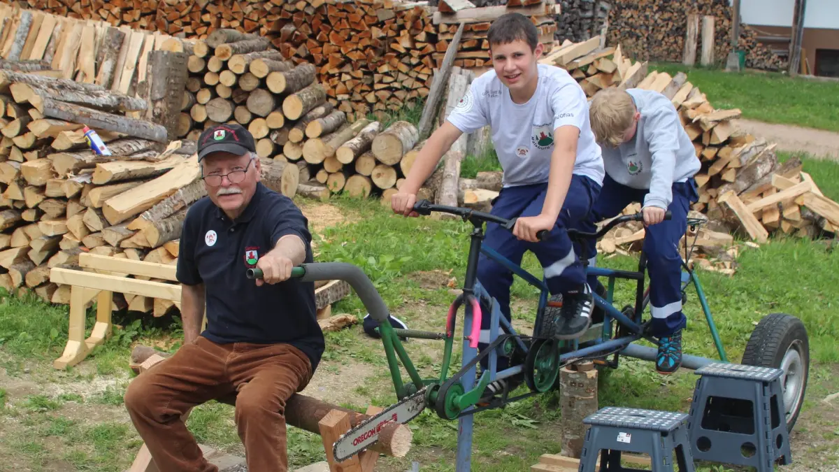 Eine der Stationen des Spiellaufs: Zwei Feuerwehrleute aus Malsburg-Marzell treten in die Pedale, um Holz abzusägen.