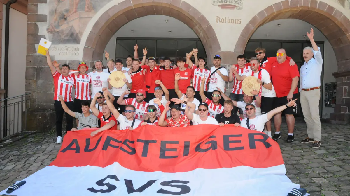 Die beiden Meistermannschaften der SpVgg. Schiltach feiern auch vor dem Rathaus.