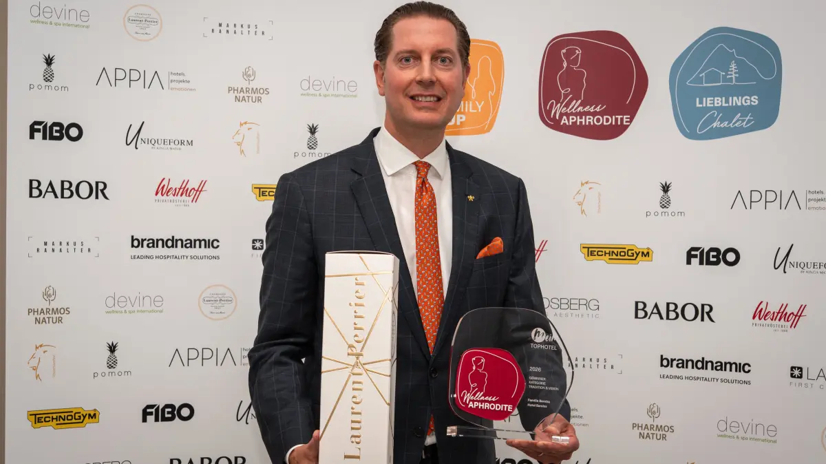 Hannes Bareiss nimmt den Preis entgegen.