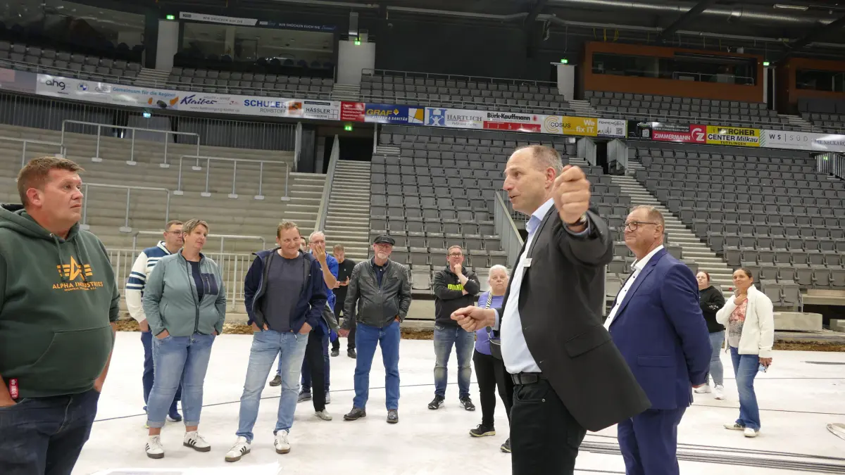 Sehr aufmerksam verfolgten die Besucher der einstündigen Führung die Ausführungen von KEB-Geschäftsführer Gregor Gülpen. Unter den Interessierten war auch der Aufsichtsratsvorsitzende der KEB, Oberbürgermeister Jürgen Roth.