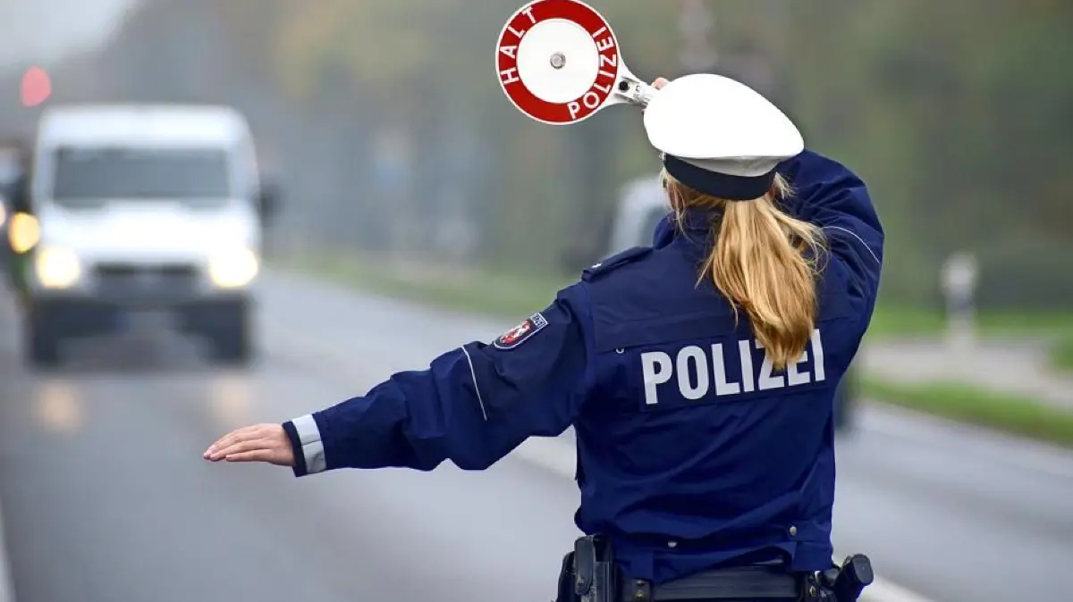 Polizeikontrolle Fahrzeug Straße Blaulicht Symbolfoto Schwabo LZ OV
