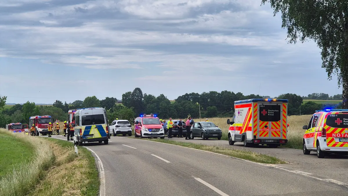 Das Unfallauto landete in der Wiese, die Feuerwehr befreite die Fahrerin, die vom DRK ins Krankenhaus gebracht wurde.