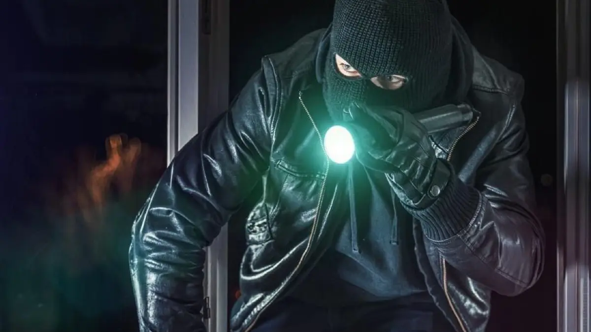 Einbrecher Symbolfoto Einbruch Taschenlampe Skimaske Schwabo OV LZ Blaulicht