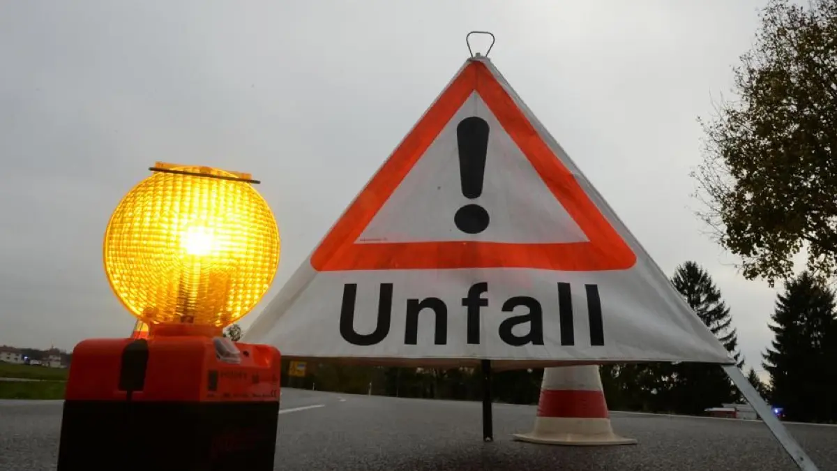 Warndreieck Unfallstelle Unfall Symbolfoto Blaulicht Schwabo OV LZ