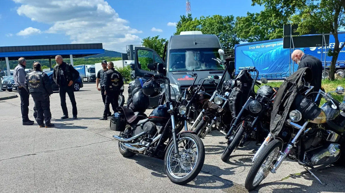 Viele Dutzend schwere Harley-Motorräder wird man am heutigen 20. Juni rund ums Vereinsgelände am Storzenberg erleben können – und voraussichtlich wird es auch wieder eine (relativ kurze) gemeinsam Ausfahrt geben