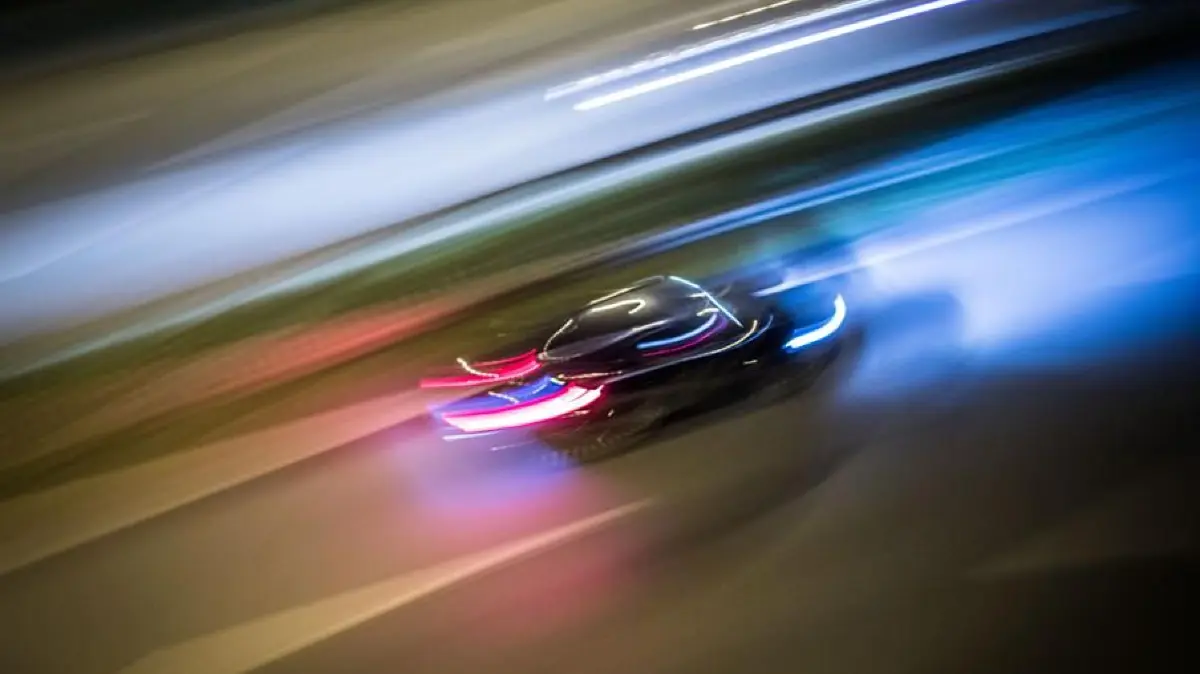 Lichtspuren Fahrzeuge Autobahn Raser Auto Dunkel Nacht Symbolfoto Blaulicht Schwabo OV LZ
