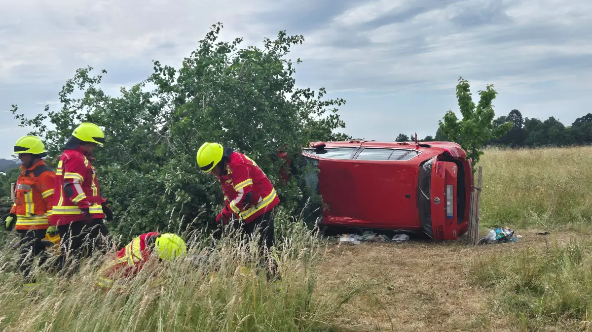 Das Unfallauto landete in der Wiese, die Feuerwehr befreite die Fahrerin, die vom DRK ins Krankenhaus gebracht wurde.