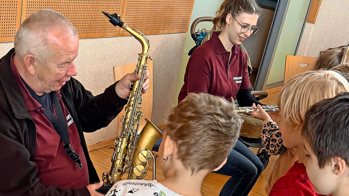 Tuninger Musiker stellen in der Grundschule verschiedene Instrumente vor.