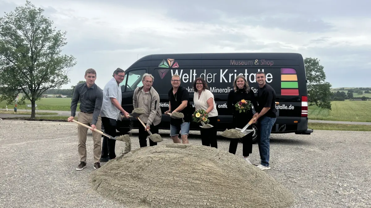Freudige Gesichter beim Spatenstich des neuen Gebäudes der Welt der Kristalle (von links): Bürgermeister Felix Hezel, Simon Graf von der Firma Grad Tief- und Straßenbau, Dieterle vom Architekturbüro Kopf, Alexander Müller, Birgit Müller und die beiden Bauherren Alina und Tobias Müller.
