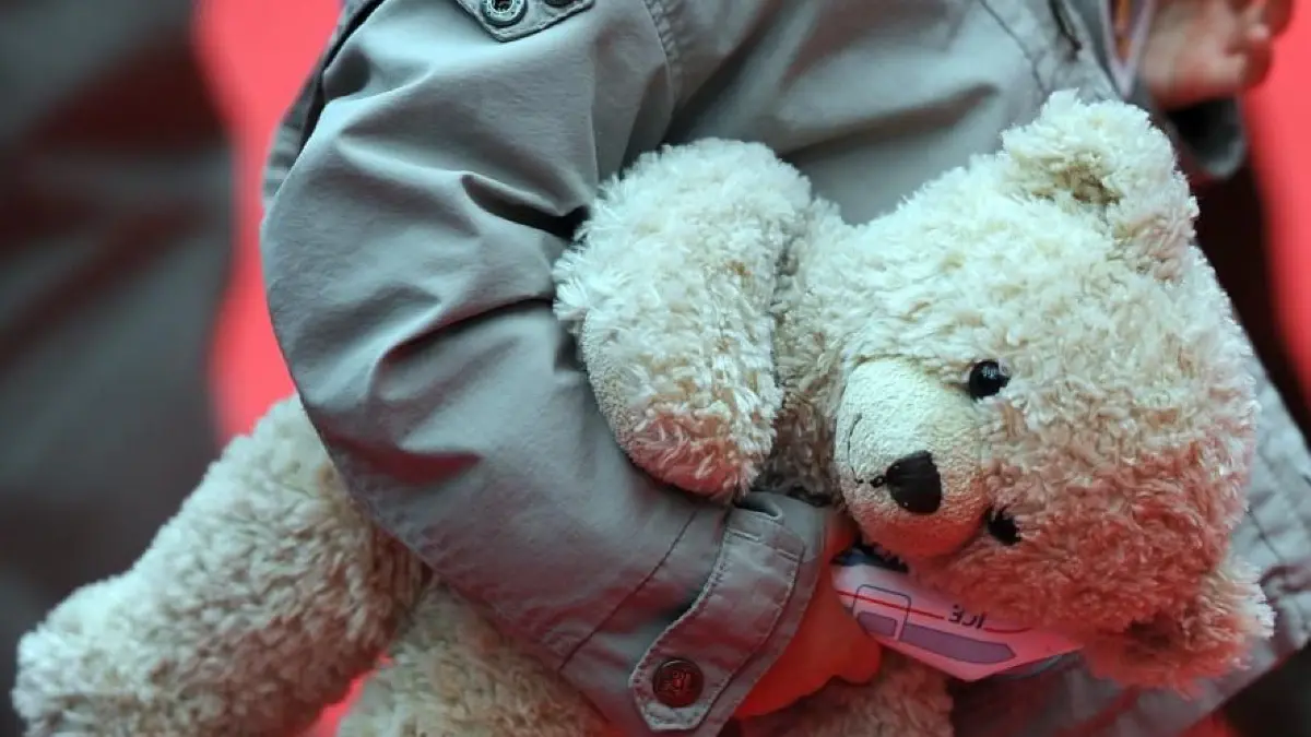 Kind Missbrauch Kindesmissbrauch Symbolfoto Blaulicht Schwabo OV LZ