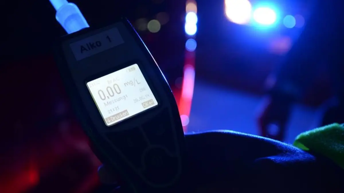 Alkoholkontrolle Polizei Blaulicht Polizeikontrolle Atemalkoholtest Symbolfoto Schwabo LZ OV