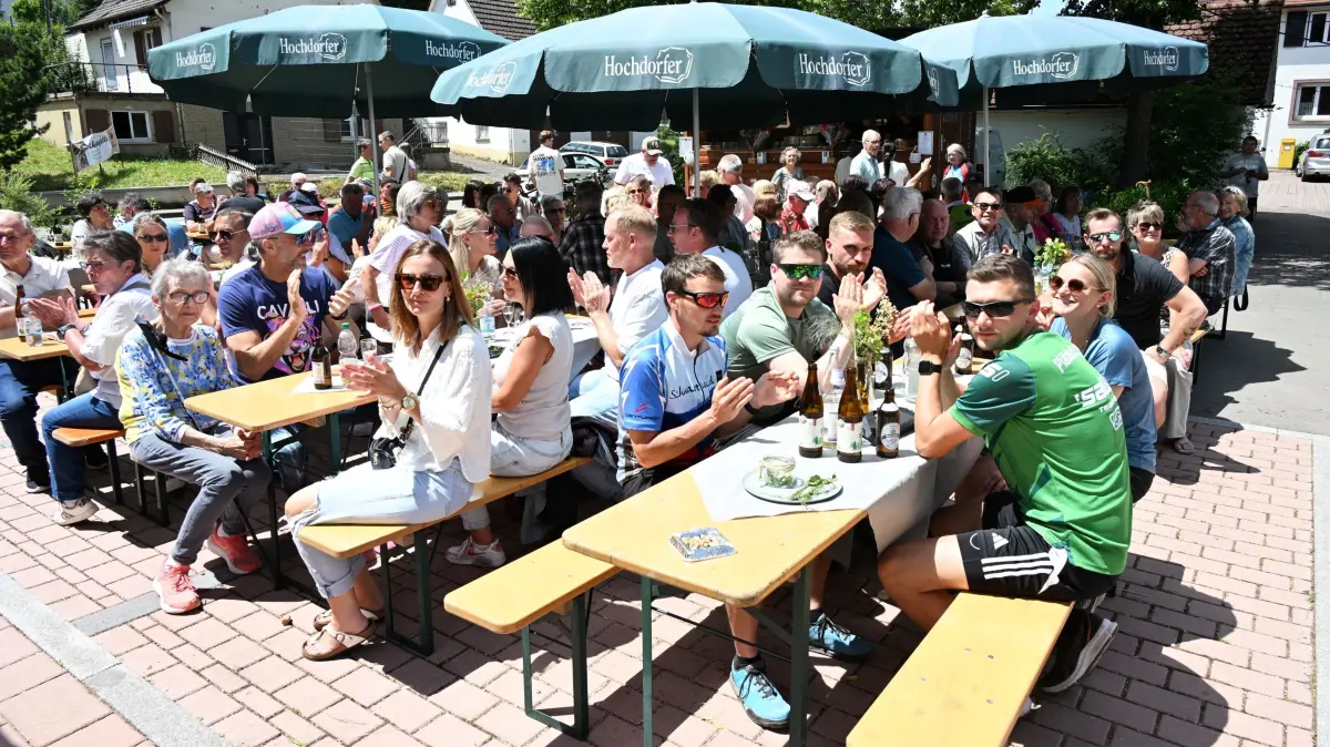 Auf der Festmeile in Tumlingen war beim Wein- und Dorffest richtig was los: Viele gut gelaunte Besucher und schöne Begegnungen.