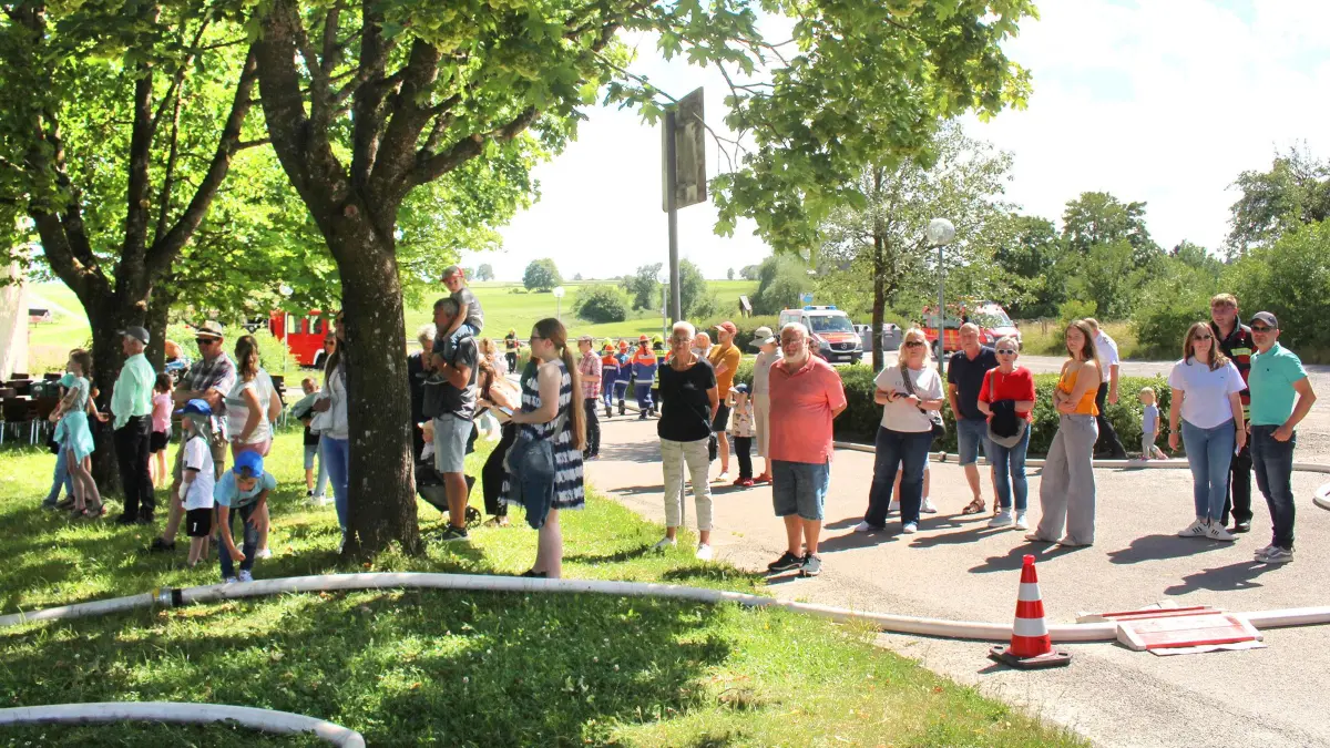 Rund um die Halle verfolgten die Zuschauer jeden Handgriff der Jugendfeuerwehr.