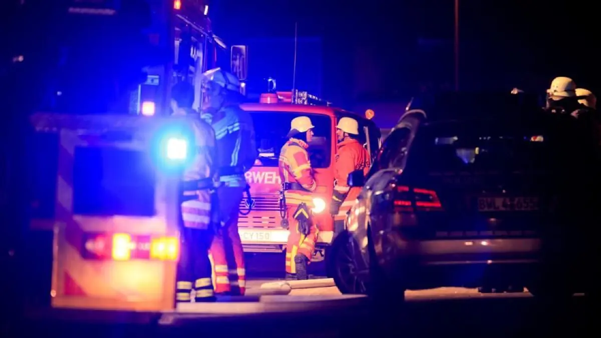 Brand Nacht VS Symbolfoto Feuerwehr Blaulicht Schwabo OV LZ