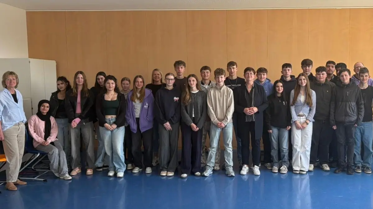 Die Schülerinnen und Schüler dankten Saskia Esken für den offenen Austausch und den anschaulichen Einblick in die politische Arbeit.