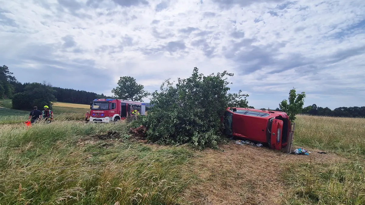Das Unfallauto landete in der Wiese, die Feuerwehr befreite die Fahrerin, die vom DRK ins Krankenhaus gebracht wurde.