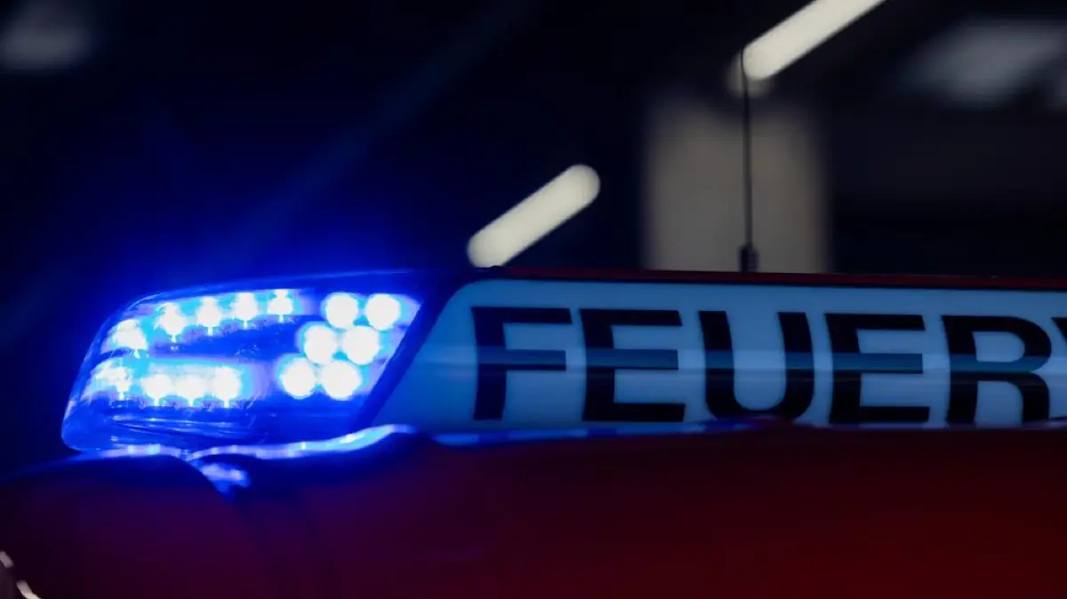 Feuerwehrwagen Brandermittlung Brandstiftung Feuerwehr Symbolfoto Blaulicht Schwabo OV LZ