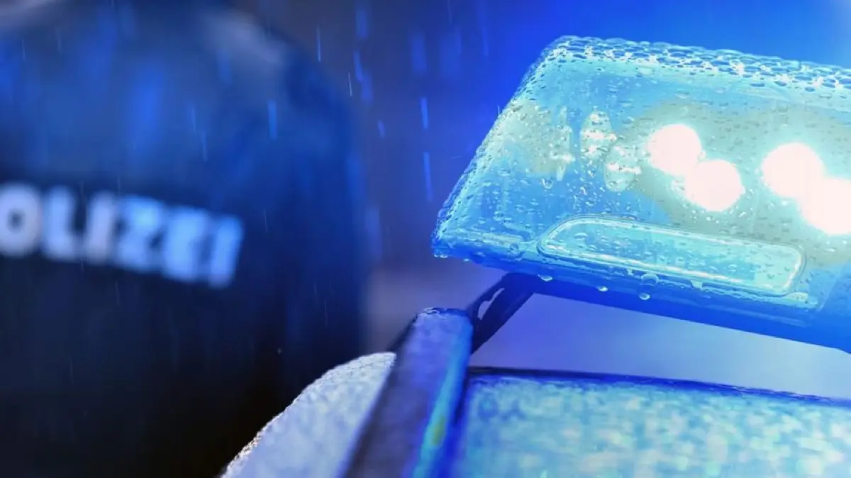 Unfall Blaulicht Polizei Regen Symbolfoto Schwabo LZ OV