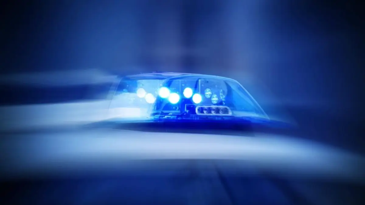Polizei Nacht Horn Blaulicht Symbolfoto Schwabo LZ OV