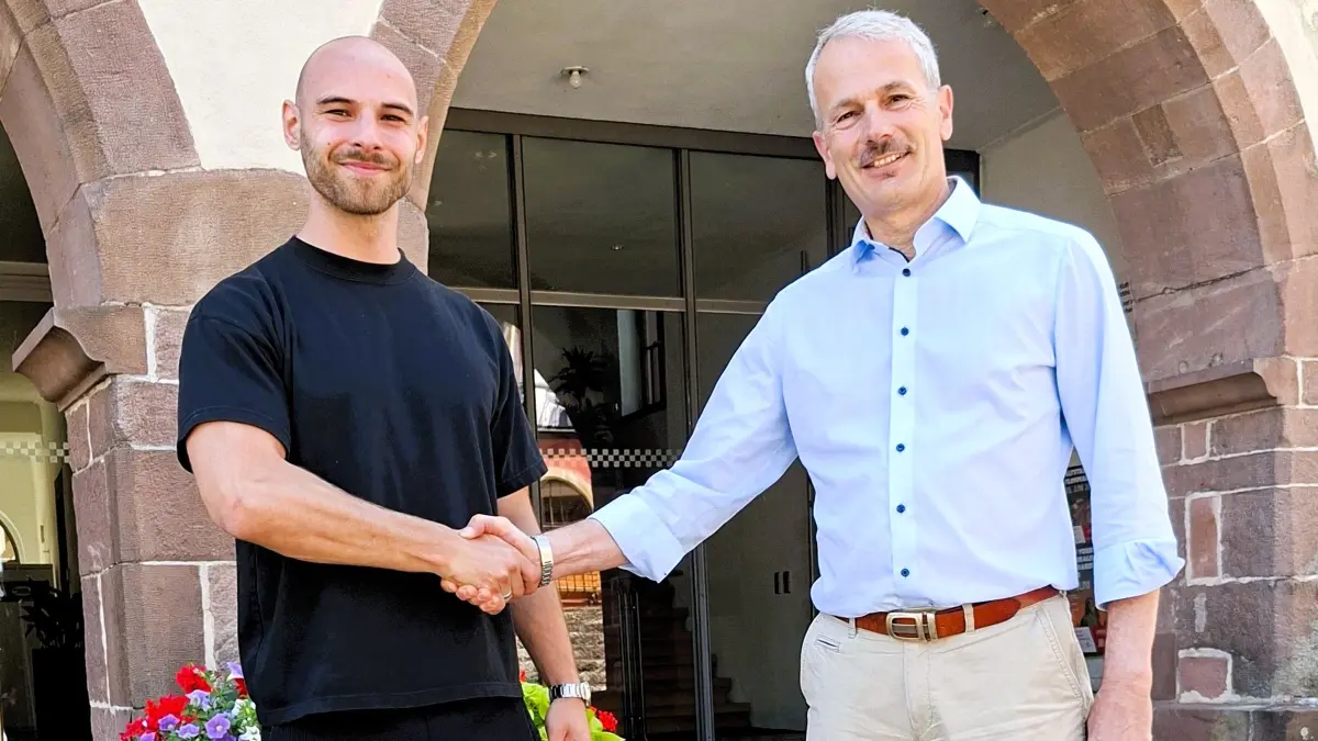 Thomas Haas (rechts) begrüßt Robin Hübner.