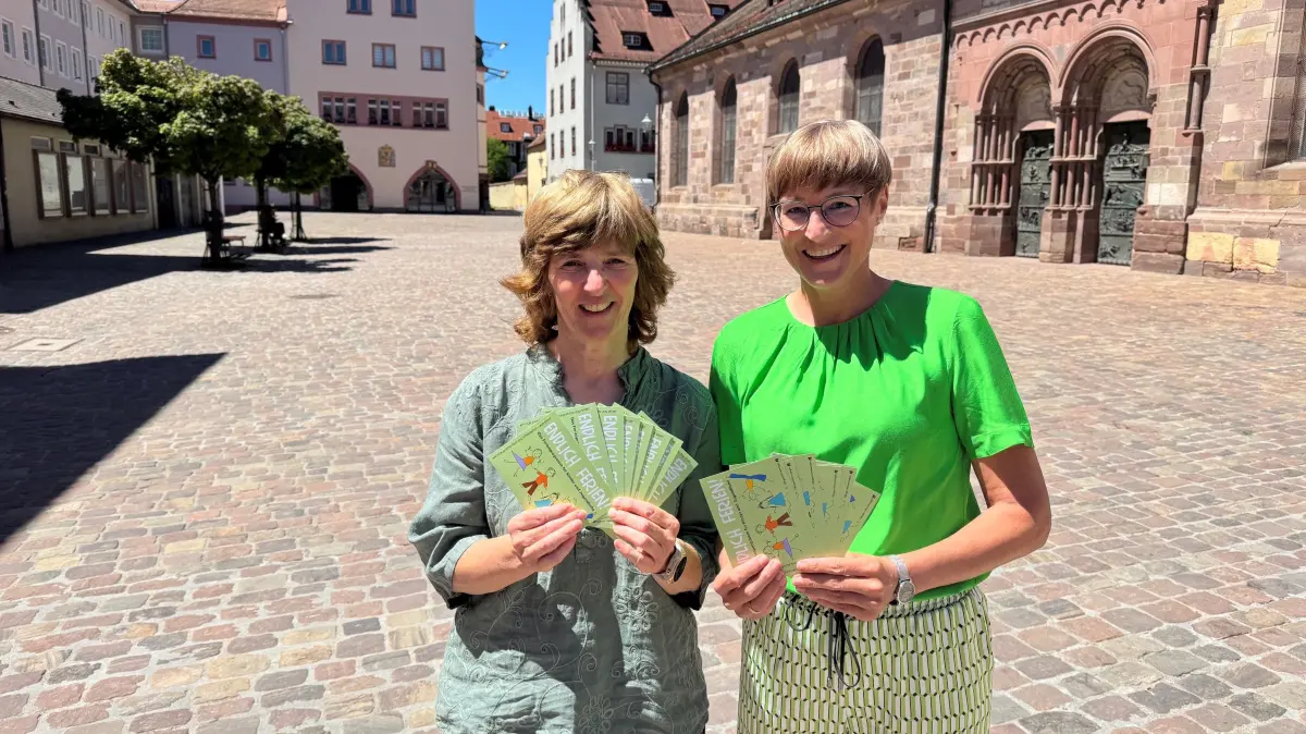 Abwechslungsreiche Ferien garantiert: Gudrun Mauthe (links) und Sabine Braun vom Amt für Jugend, Bildung, Integration und Sport (JuBIS) präsentieren das neue Ferienprogramm mit zahlreichen Angeboten für Kinder und Jugendliche.