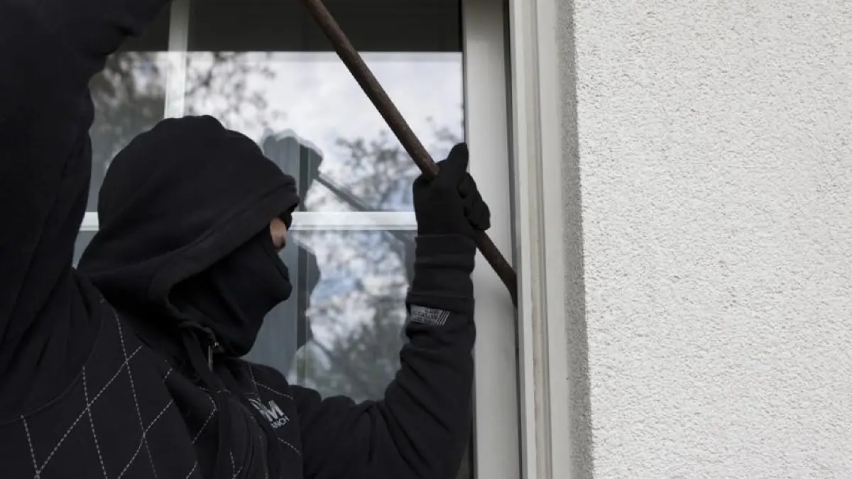 Geschlossene Fenster Einbrüchen Einbruch Brecheisen Stemmeisen Brechstange Skimaske Symbolfoto Blaulicht Schwabo OV LZ