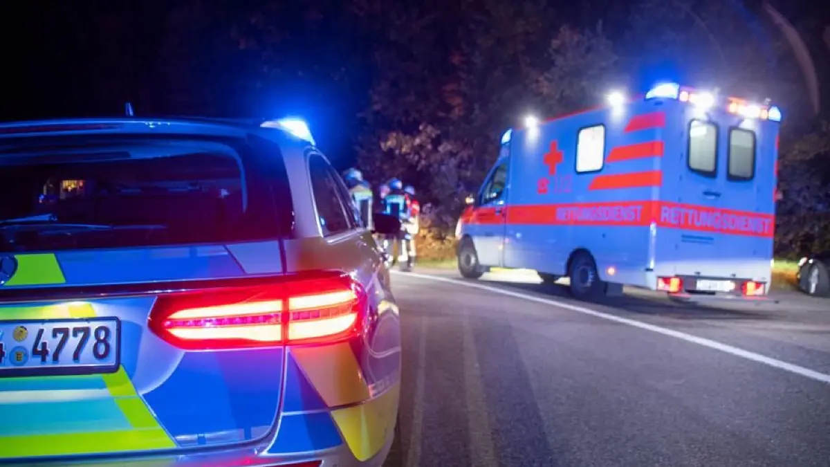 Polizeiauto Krankenwagen Nacht Blaulicht Symbolfoto Schwabo LZ OV