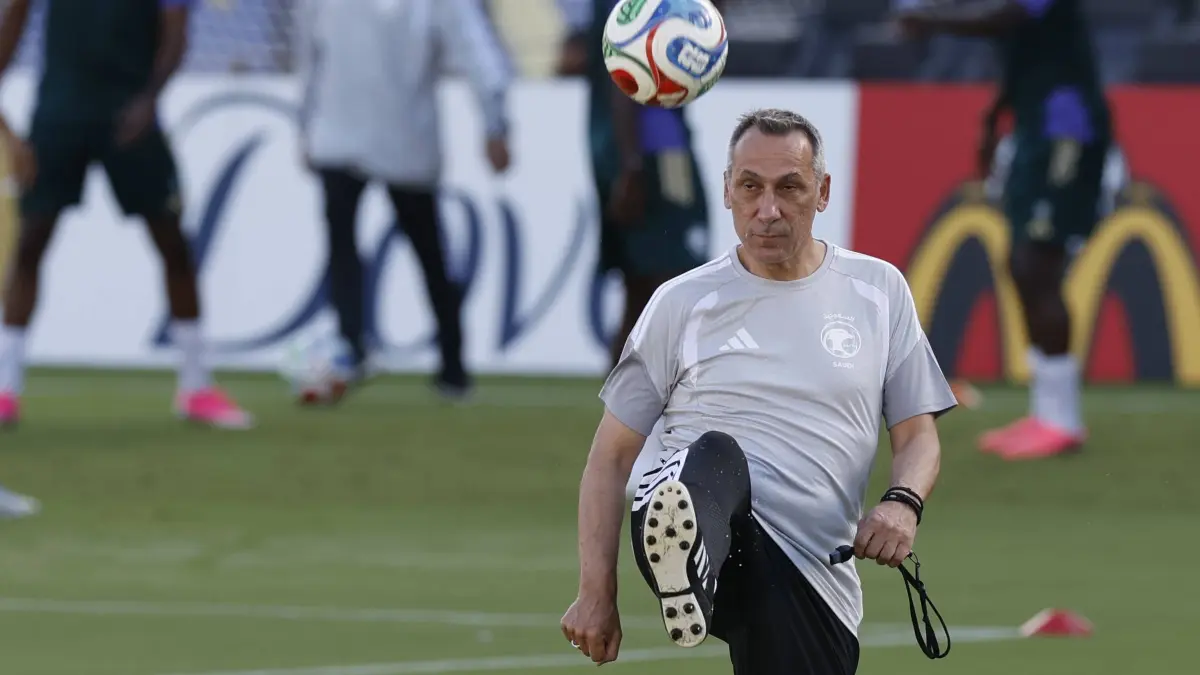 Saudi Arabia s coach Georgios Donis controls the ball during a training session at Chase Stadium in Miami, USA, 14 June 2026. Saudi Arabia national team training in Miami ACHTUNG: NUR REDAKTIONELLE NUTZUNG PUBLICATIONxINxGERxSUIxAUTxONLY Copyright: xAlbertoxEstévezx GR1056 20260614-55020597232_1