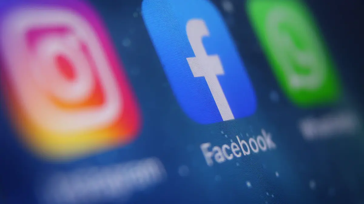ILLUSTRATION - 04.10.2021, Bayern, Kempten: In einem Smartphone-Display ist das Symbol der Social-Media-App Facebook zu sehen. (zu dpa: «KI soll Kinder unter 13 von Meta-Plattformen fernhalten») Foto: Karl-Josef Hildenbrand/dpa +++ dpa-Bildfunk +++