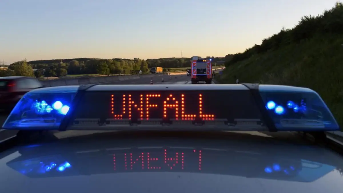 Polizeifahrzeug Unfallstelle Unfall Polizei Symbolfoto Blaulicht Schwabo OV LZ
