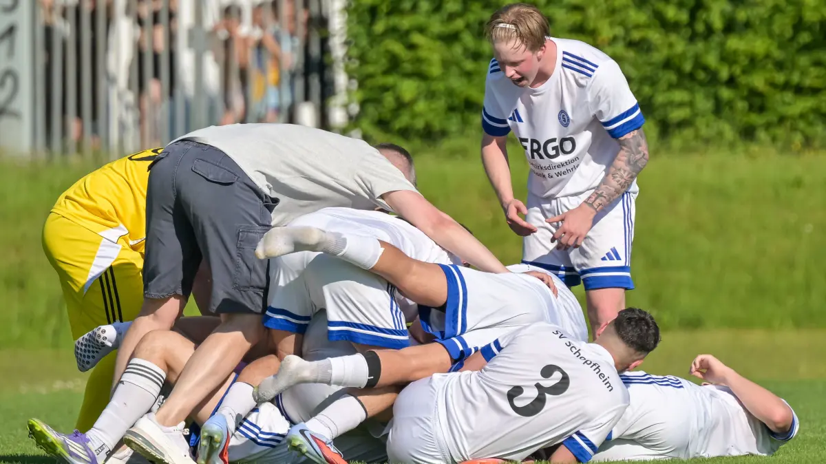 Jubel nach Spielende mit Lukas Ratz (SV Schopfheim, #19). Hadi Nissr (SV Schopfheim, #17), Samuel Spada (SV Schopfheim, #05), Ledjano Kacaj (SV Schopfheim, #03), Sergio Cammarano (SV Schopfheim, #20) mit dem Rest des Teams.
