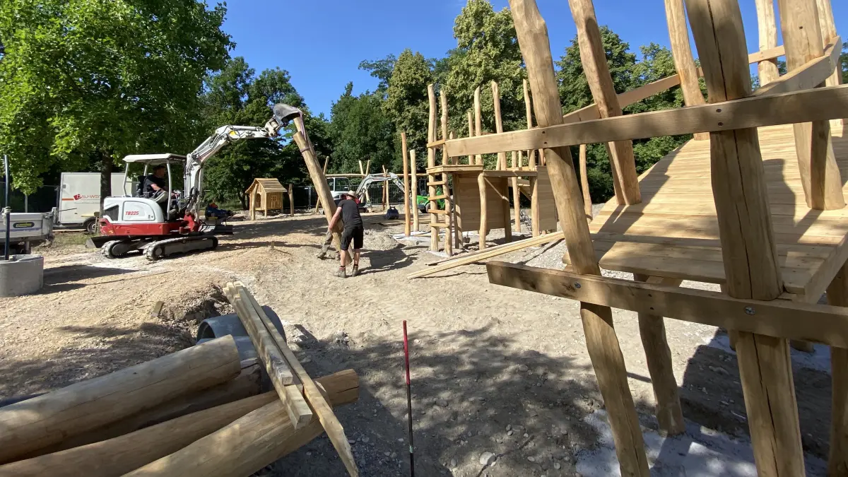 Richtig viel sehen kann man mittlerweile auf dem Spielplatz im Kurpark: Die neuen Schaukel- und Klettergerüste stehen in Teilen, das Spielhäuschen ist auch schon fertig, gerade werden Kletterwände montiert.
