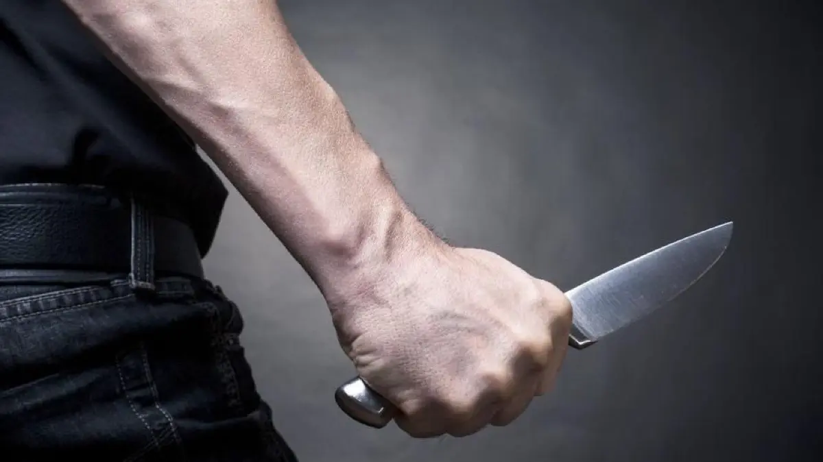 Messer Hand Waffe Gewalt Blaulicht Symbolfoto Schwabo LZ OV