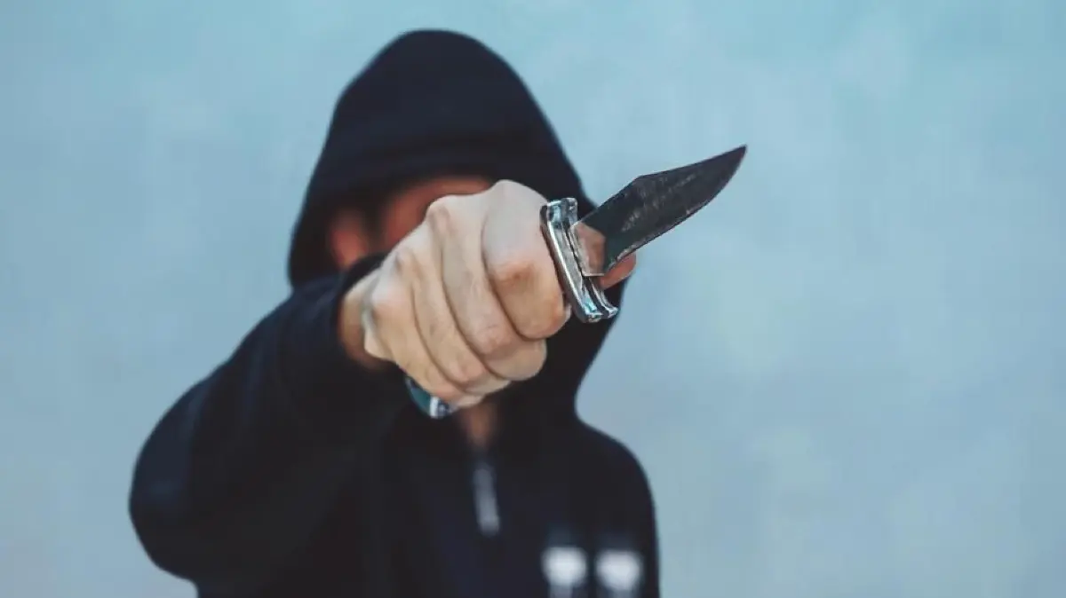 Hand Messer Gewalt Angriff Blaulicht Symbolfoto Schwabo LZ OV